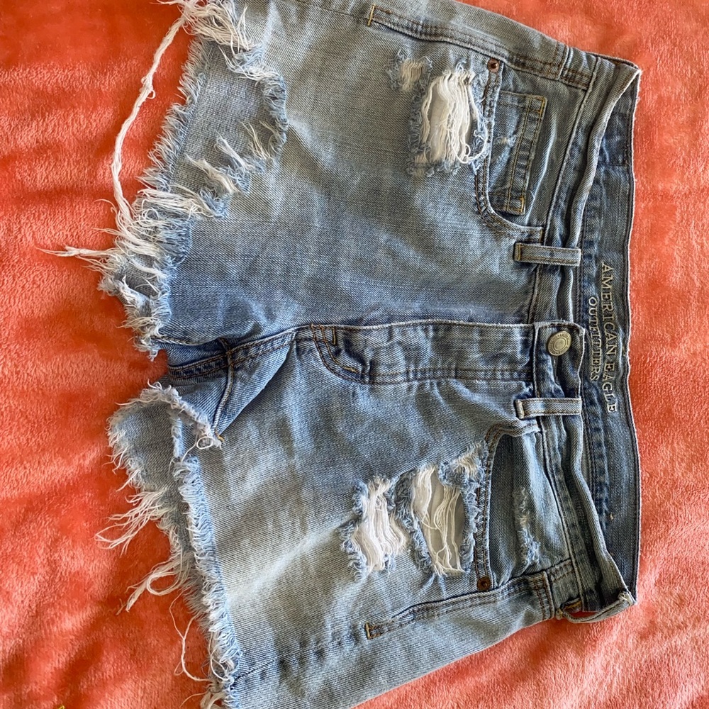 American Eagle / distressed button up jean shorts